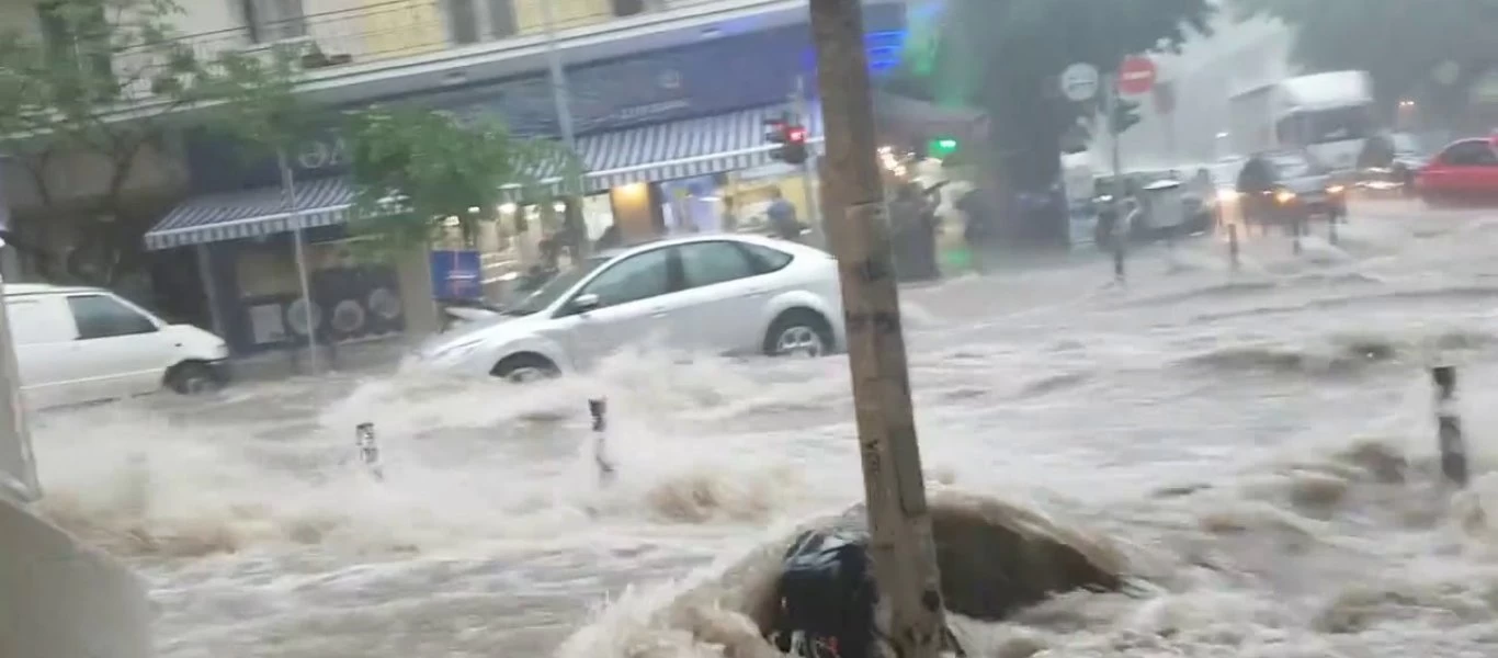 Θεσσαλονίκη: Εγκλωβισμένοι οδηγοί από την κακοκαιρία (βίντεο)
